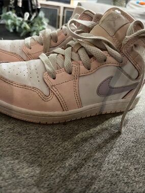 Nike Low-Top Sneakers in Pale Pink, White & Lavender
